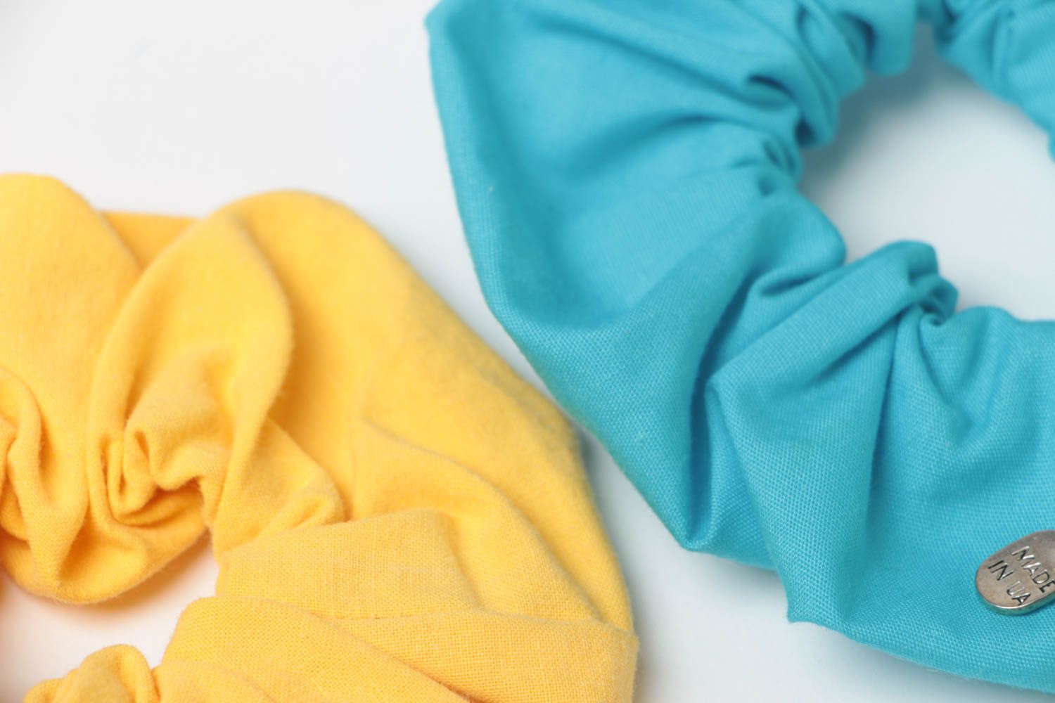 Тканевые резинки для волос набор из 2 аксессуаров желтая и голубая ручная работа фото 4