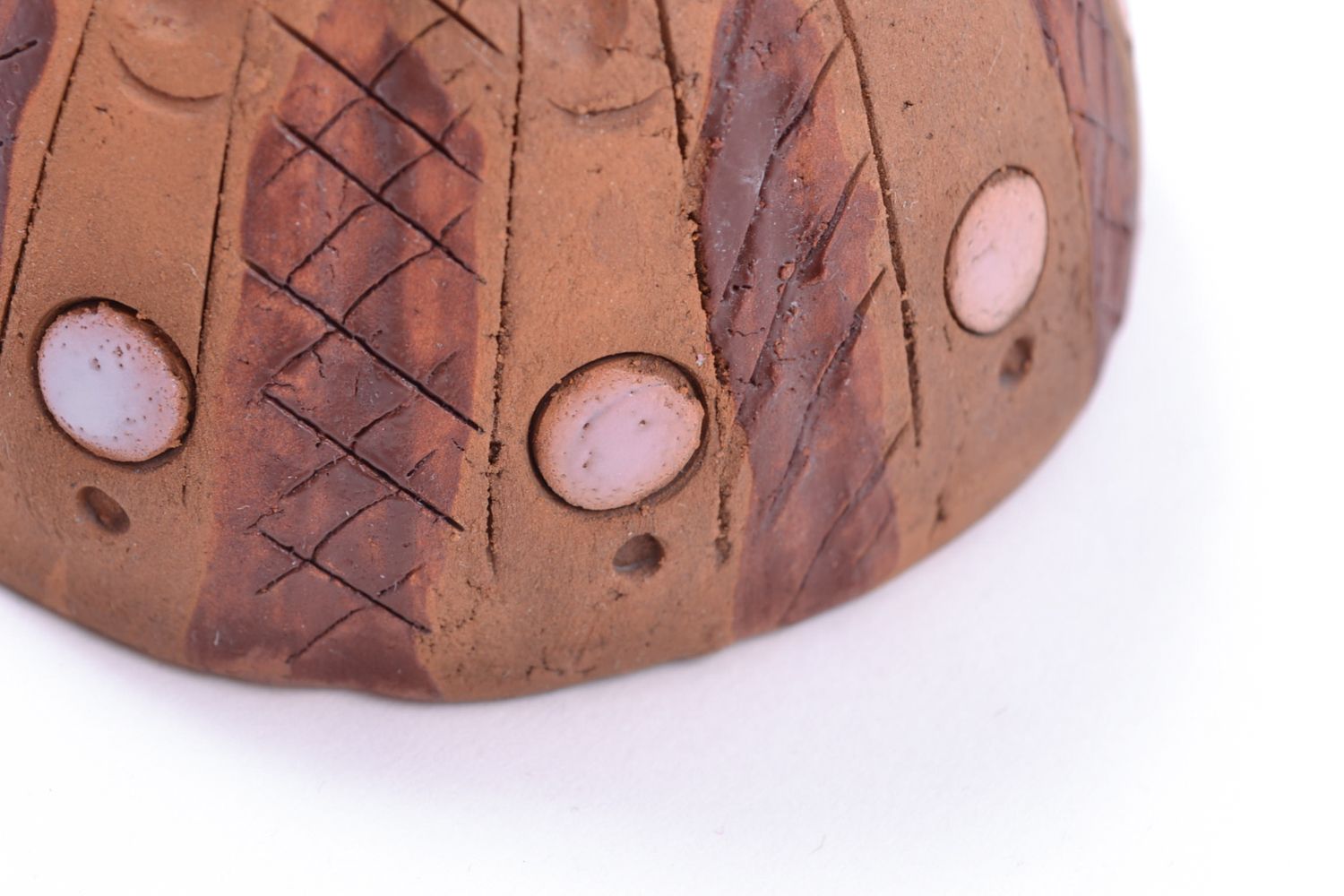 Petite cloche en céramique brune large décorée d'ornement faite main originale photo 4
