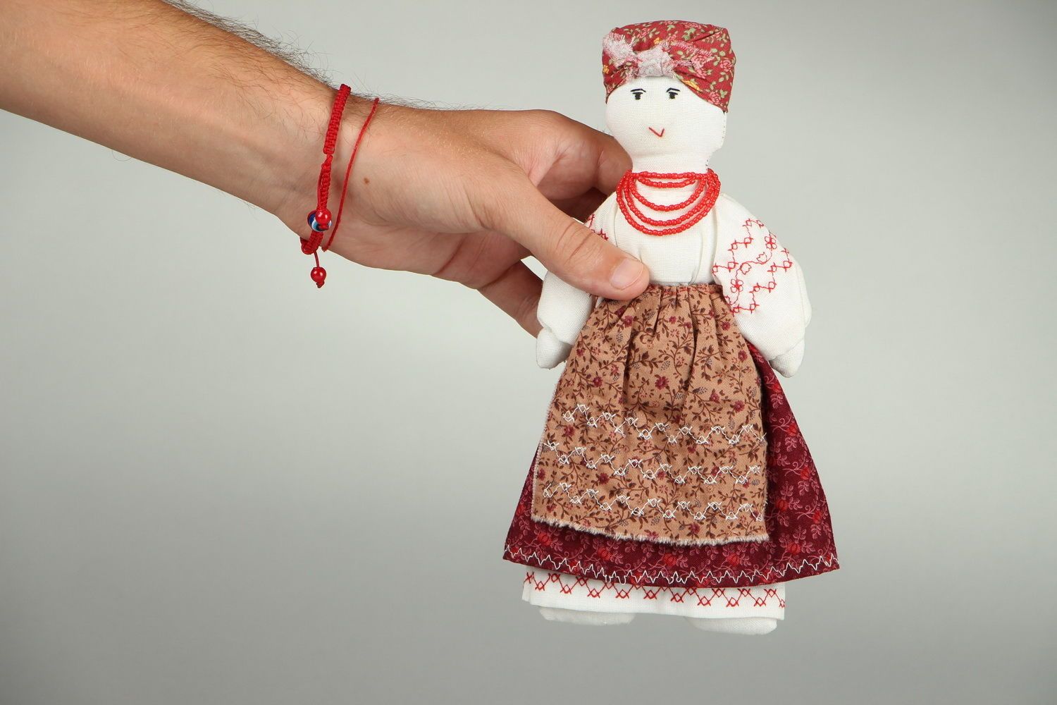 Boneca primitiva num traje tradicional foto 2