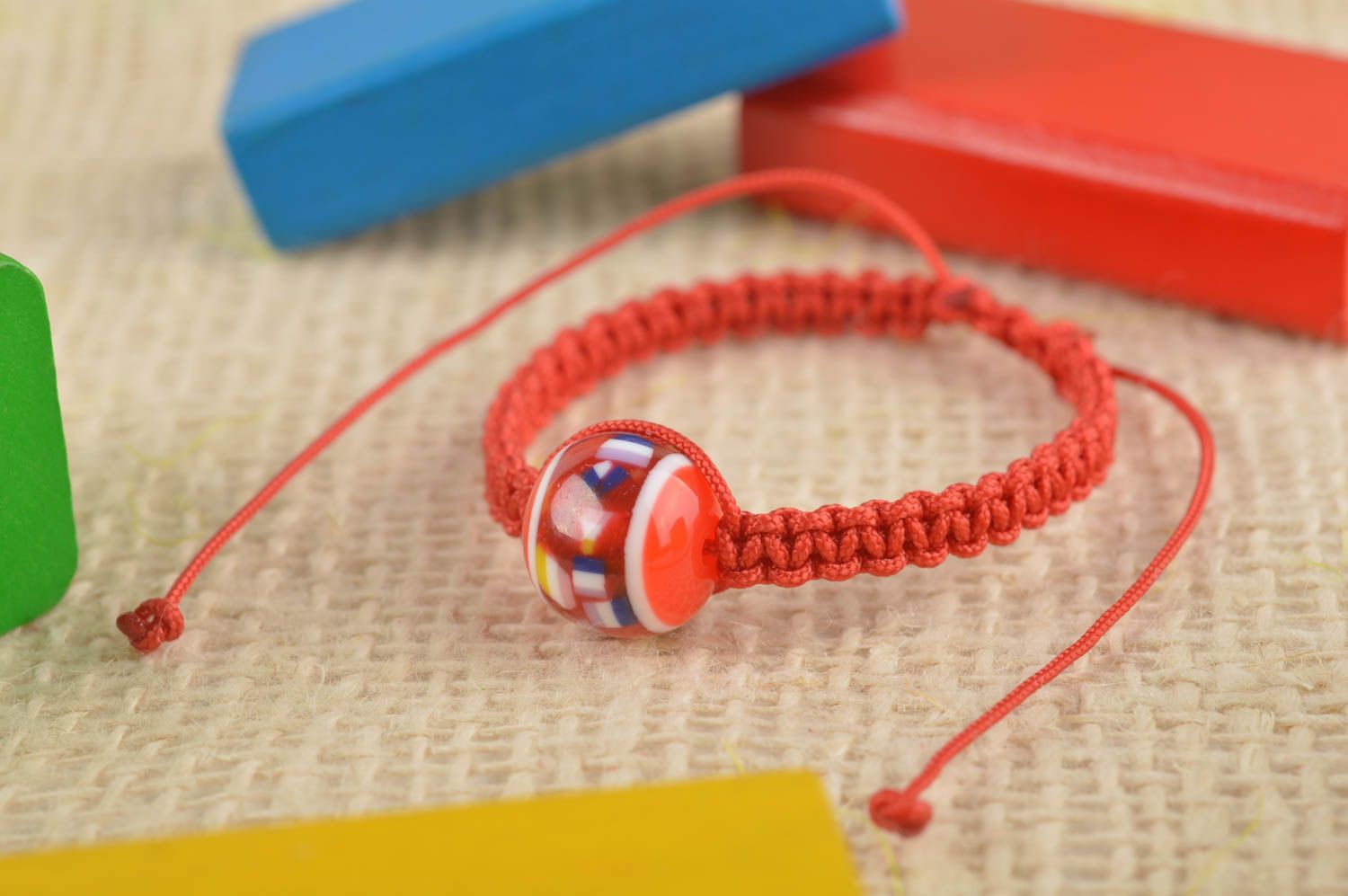 Браслет ручной работы браслет из шнурков плетеный браслет красный с бусиной фото 1