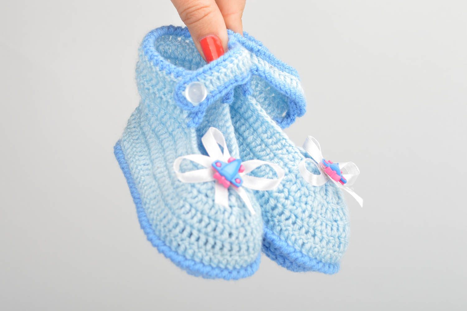Chaussons bébé tricotés faits main bleus avec noeuds mignons pour filles photo 3