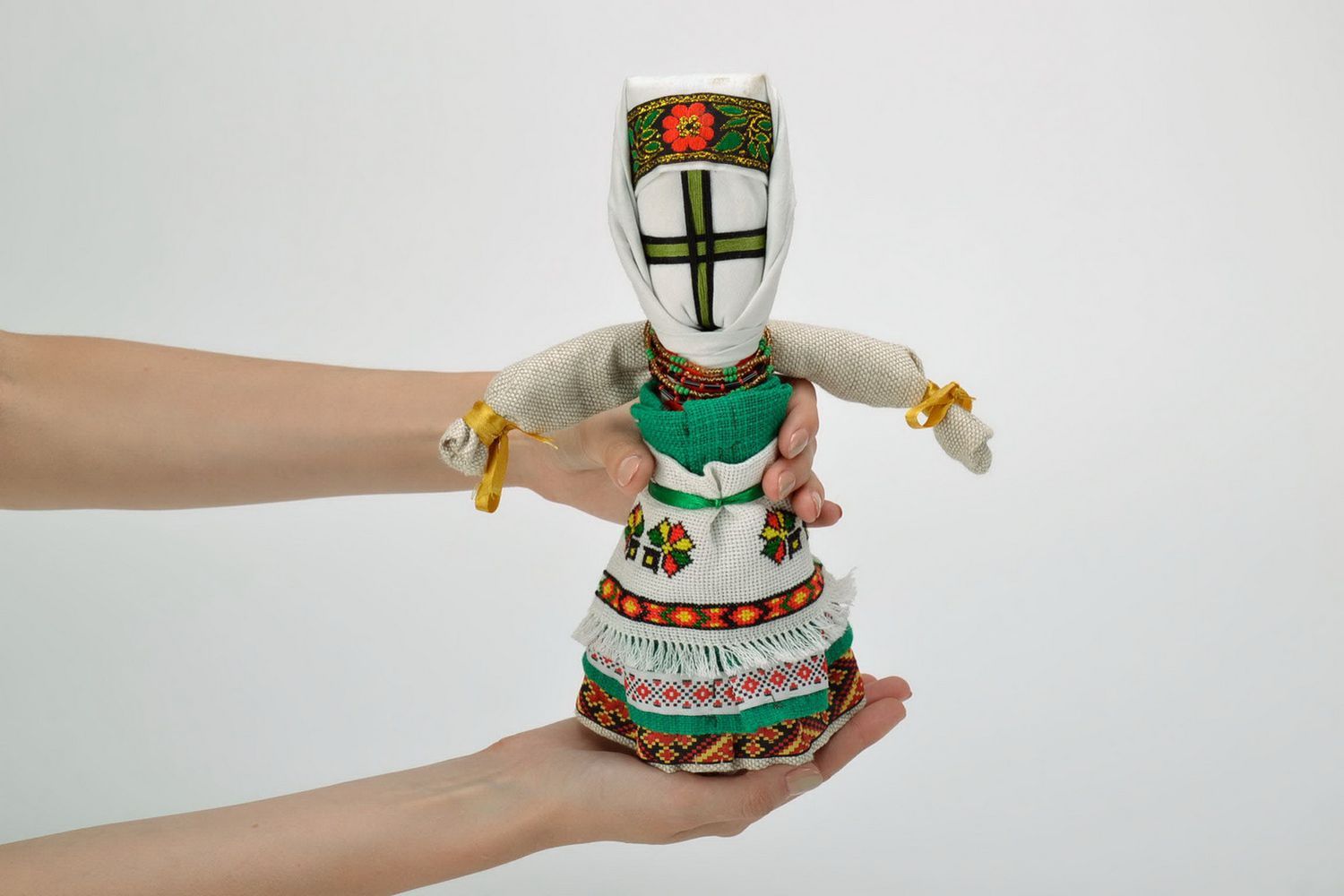 Kuschelige Puppe-Motanka in grüner Wyschywanka-Bluse foto 4