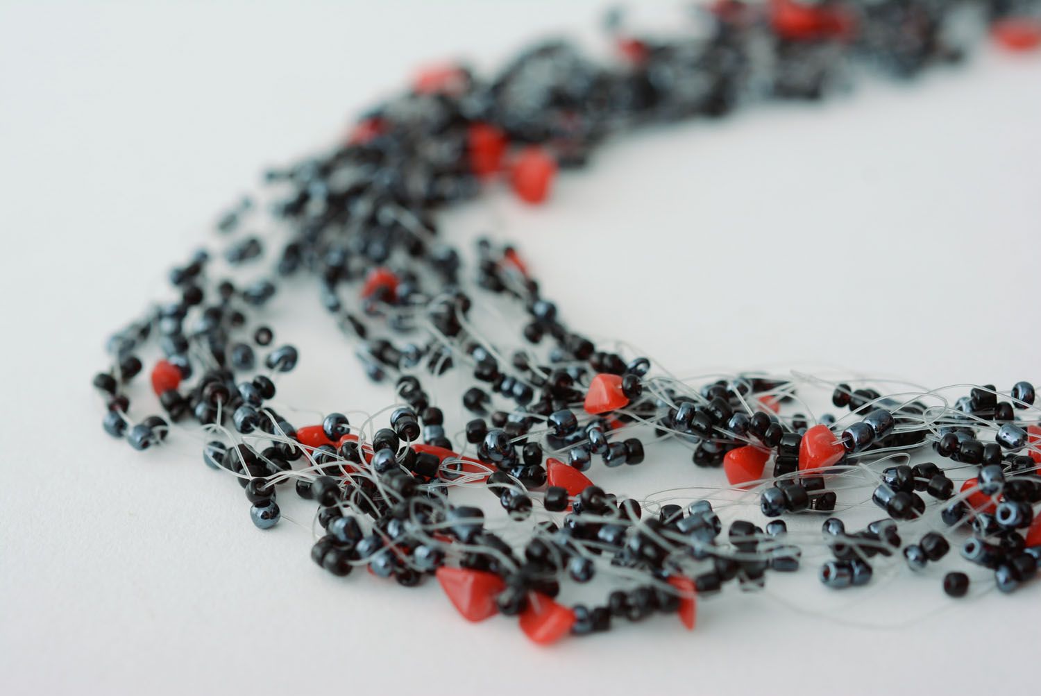 Airy necklace with coral crumb photo 3
