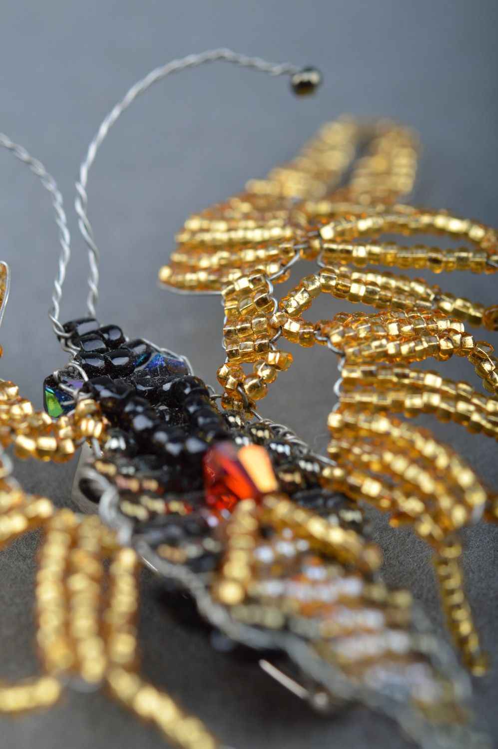 Broche en perles de rocaille de couleur noire et d'or faite main Papillon photo 5