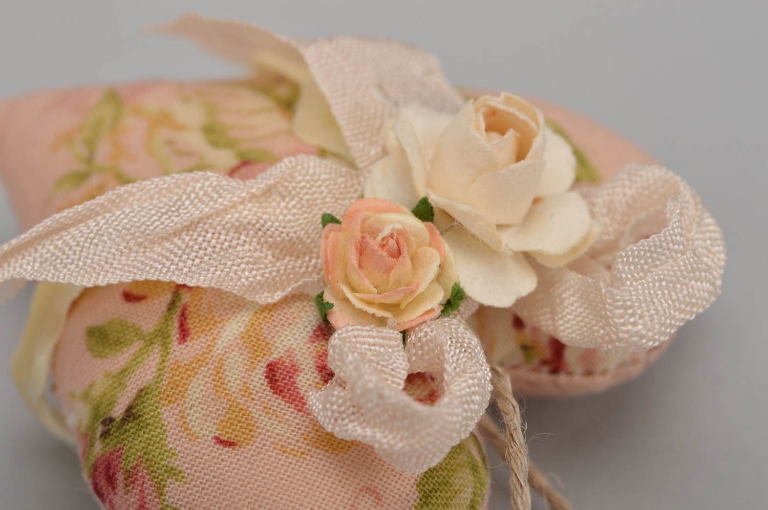 Suspension décorative cœur textile avec arôme de vanille faite main avec fleurs photo 5