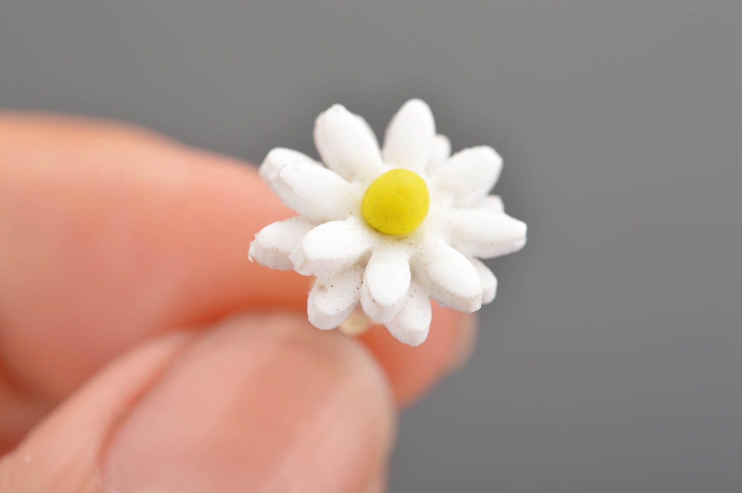 White handmade cute unusual stud earrings made of polymer clay Camomiles photo 2