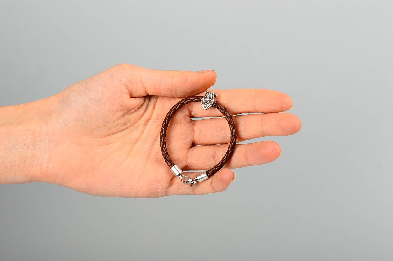 Bracelet cuir artificiel Bijou fait main brun foncé tressé Accessoire design photo 2