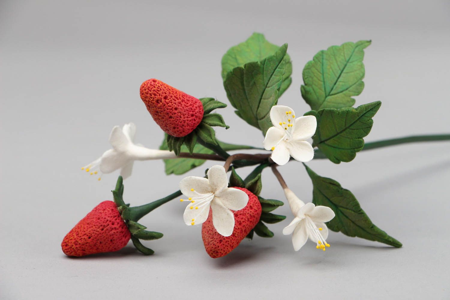 Branche décorative de fraise en pâte polymère photo 2