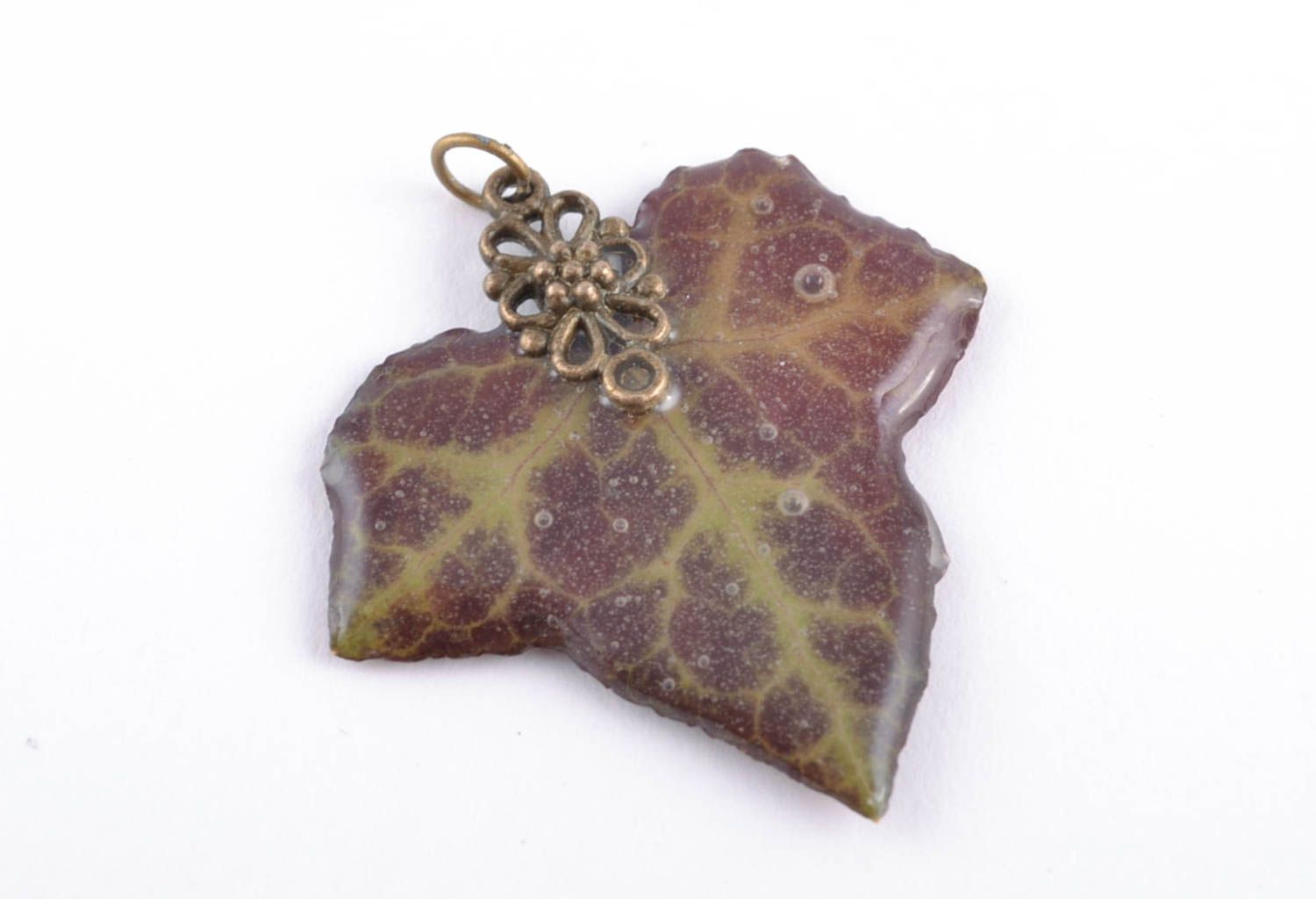 Neck pendant with dried ivy leaf coated with epoxy resin photo 4