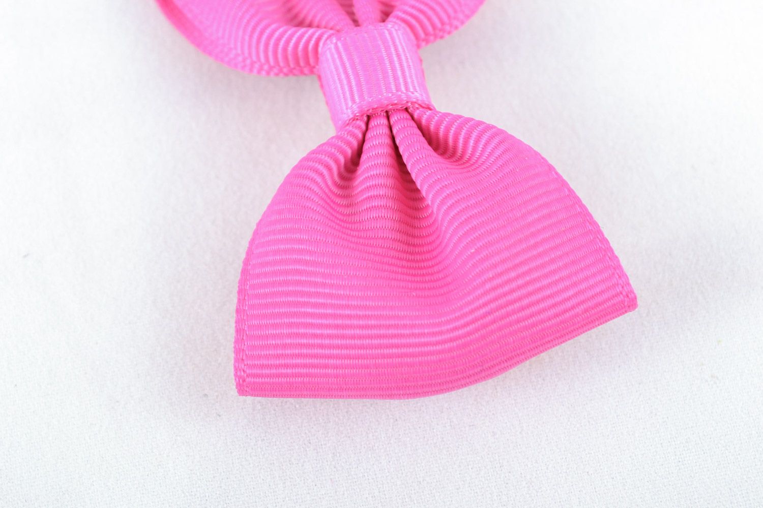Зажим заколка для волос в виде бантика из розовой ленты ручной работы для детей фото 3