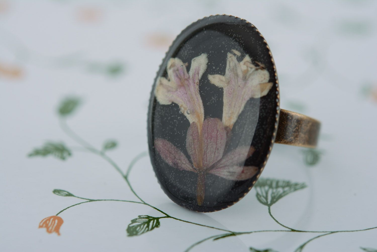 Черное овальное кольцо с цветком в эпоксидной смоле ручной работы женское фото 4