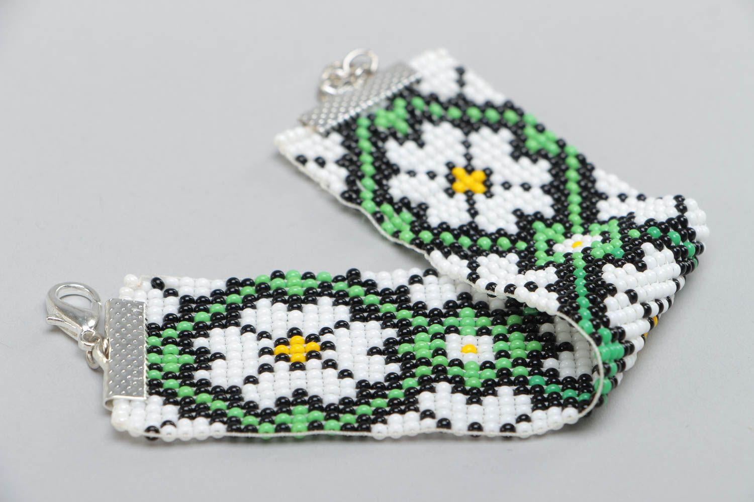Handgemachtes buntes ethnisches Armband aus Glasperlen mit Blumenmuster foto 4