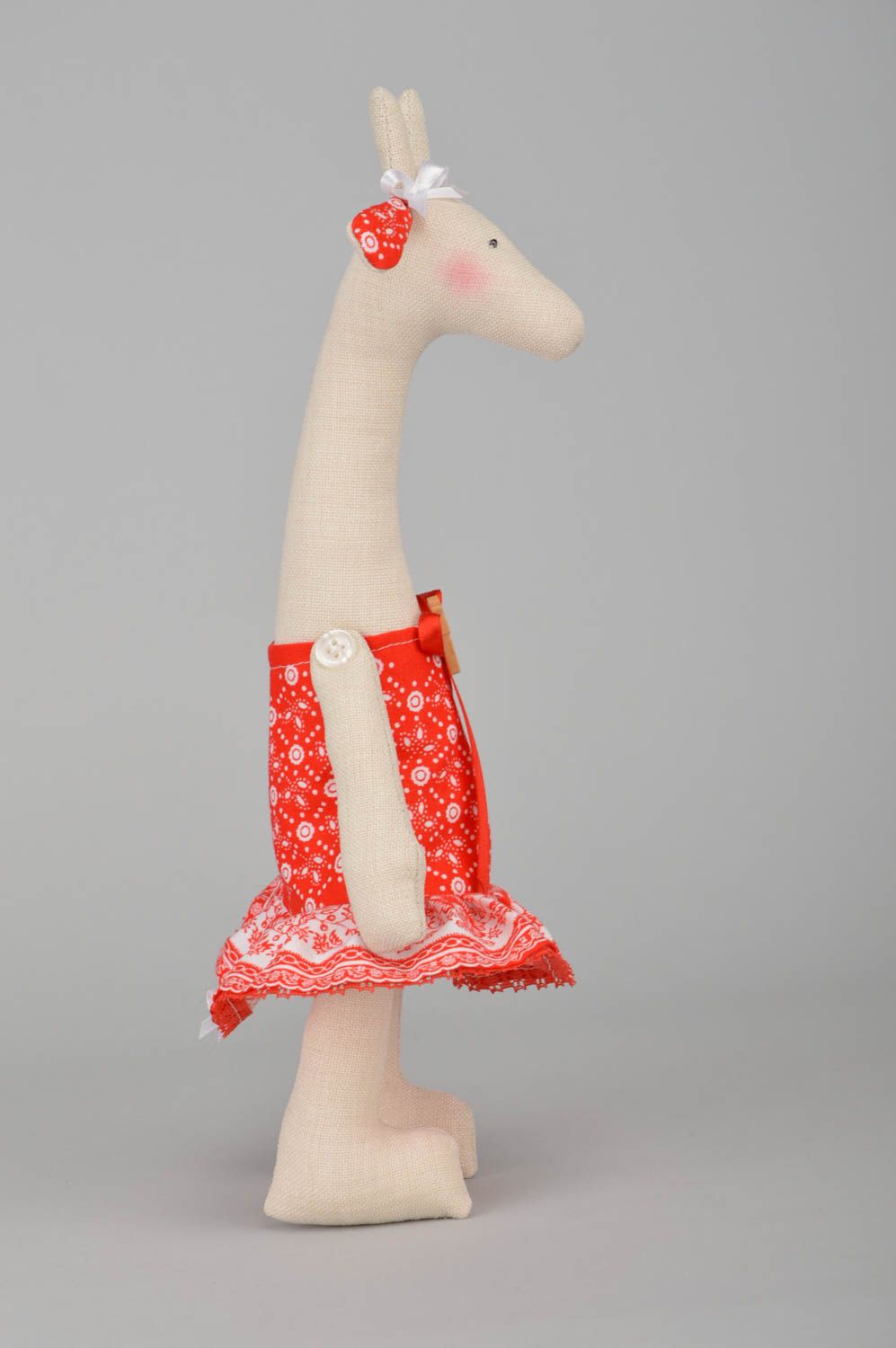 Peluche girafe beige en robe rouge belle faite main originale pour enfant photo 3