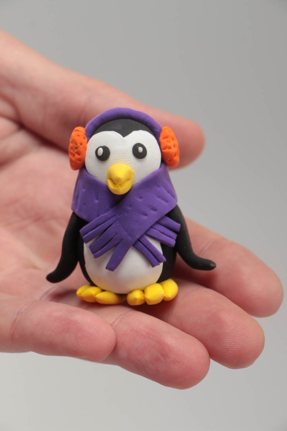 Figura de arcilla polimérica artesanal bonita vistosa para casa Pingüino foto 5