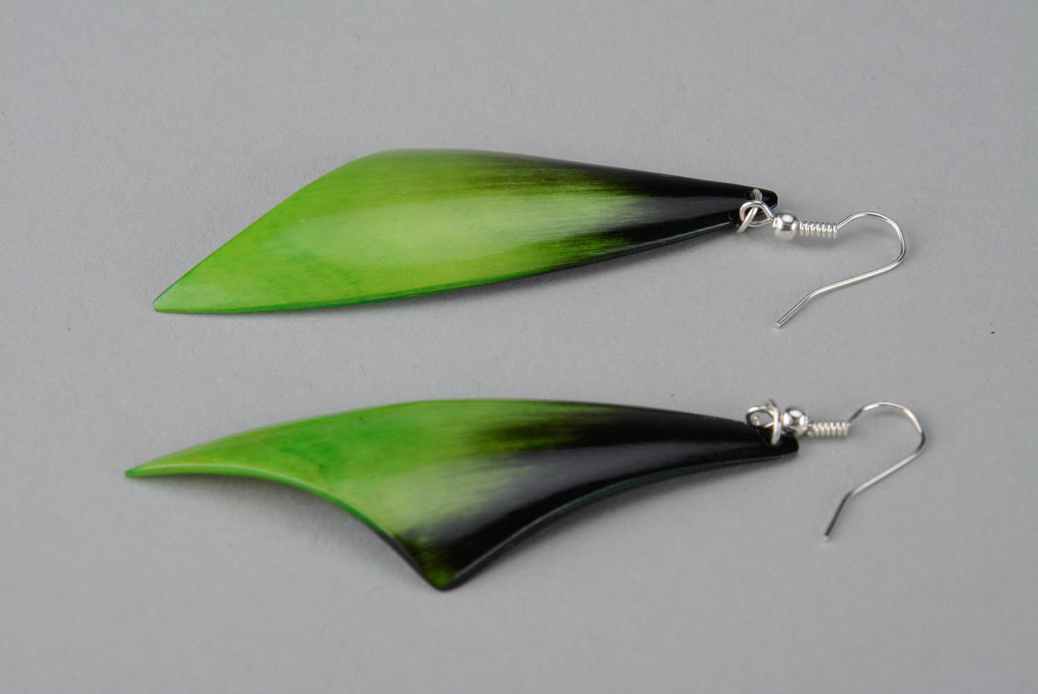 Earrings made of cow horn Light Green Feathers photo 3