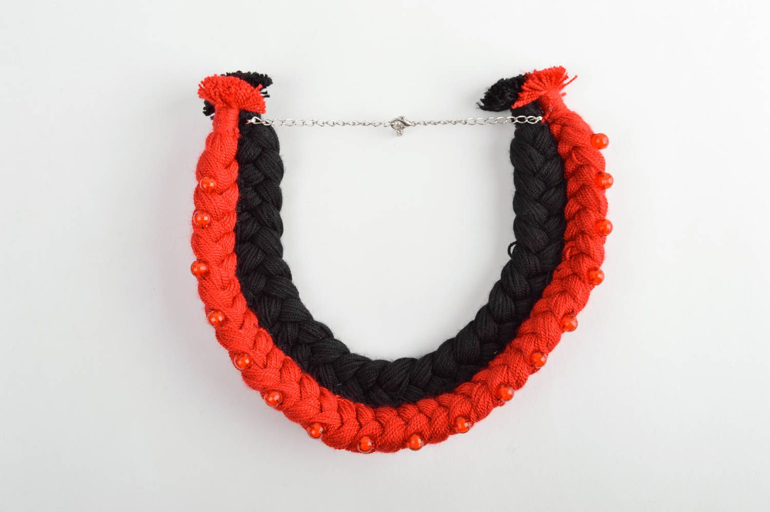Collier textile Bijou fait main rouge et noir stylé cadeau Accessoire femme photo 3