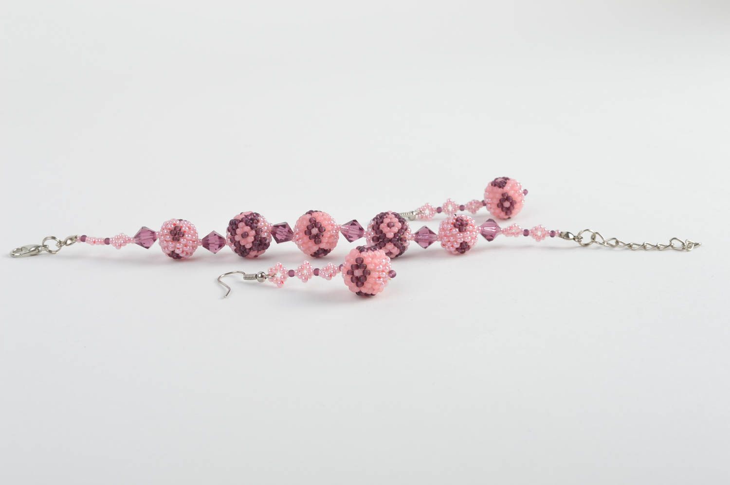 Набор украшений браслет и серьги из бисера розовые в цветочек ручной работы фото 5