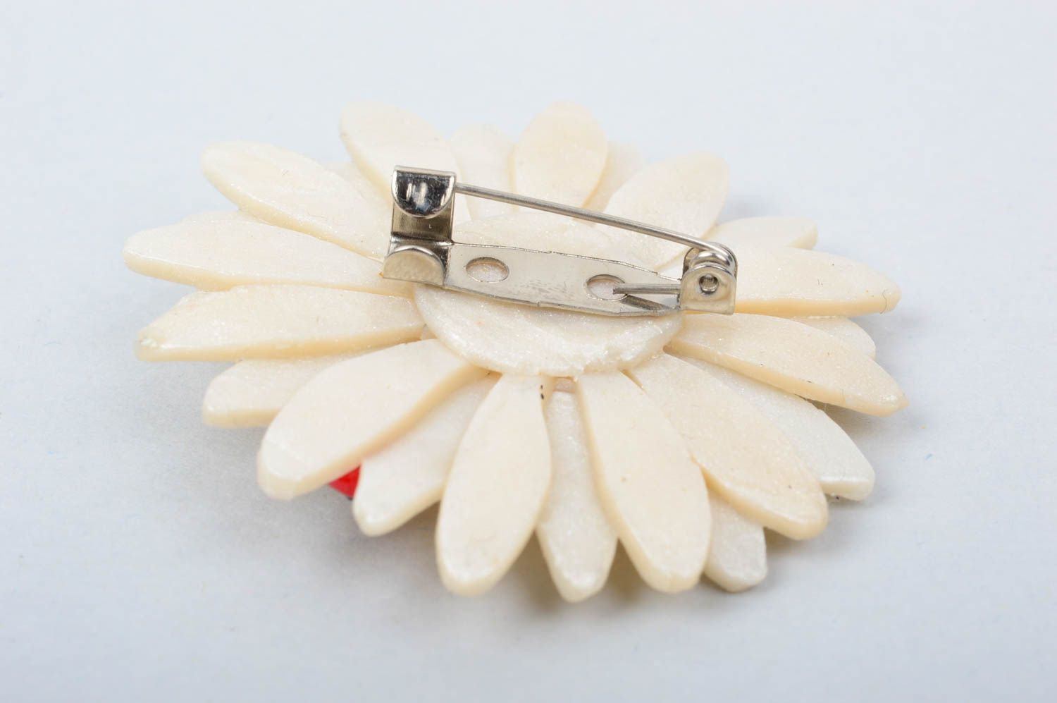Broche fleur Bijou fait main camomille pâte polymère original Accessoire mode photo 5