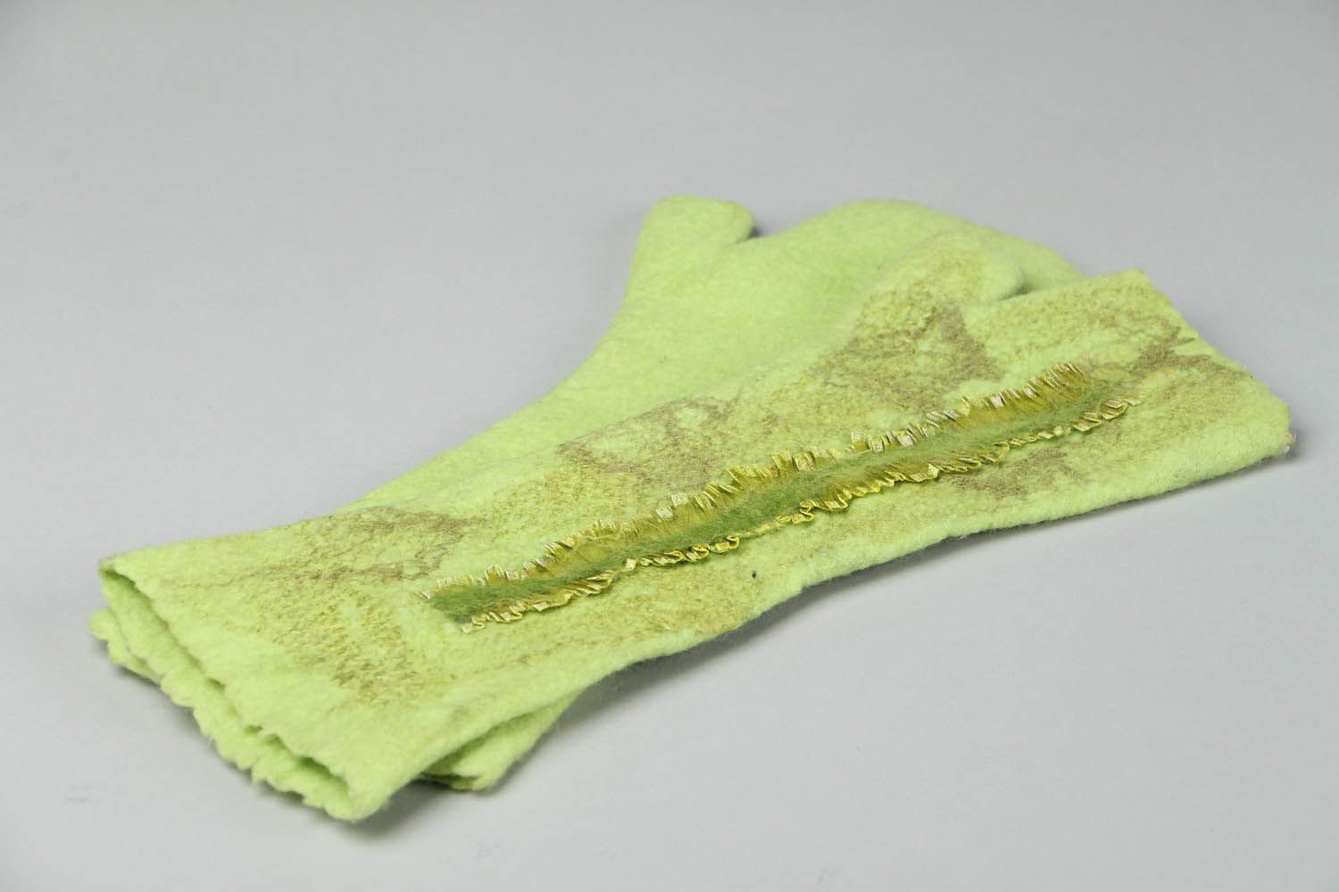 Зеленые митенки из валяной шерсти фото 3