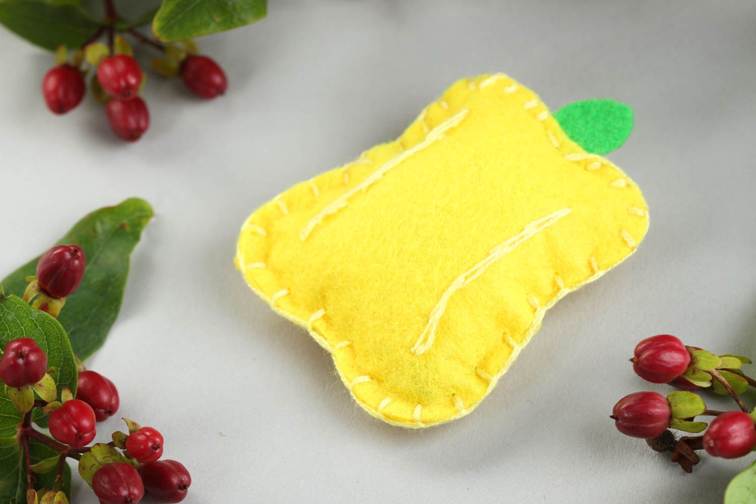 Magnet frigo fait main Aimant original poivron jaune en feutre Décoration frigo photo 1