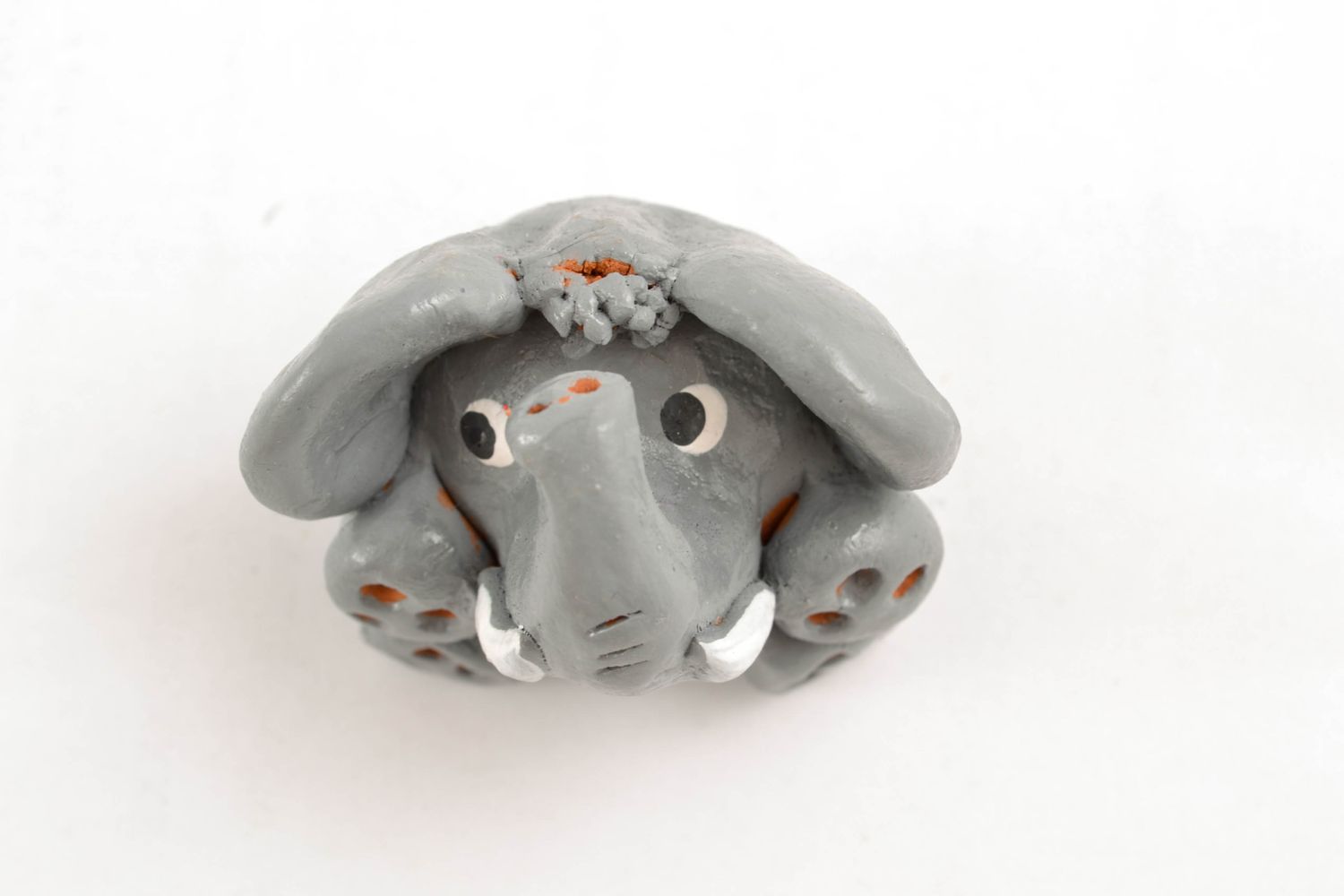 Figurilla cerámica con forma de elefantito  foto 3