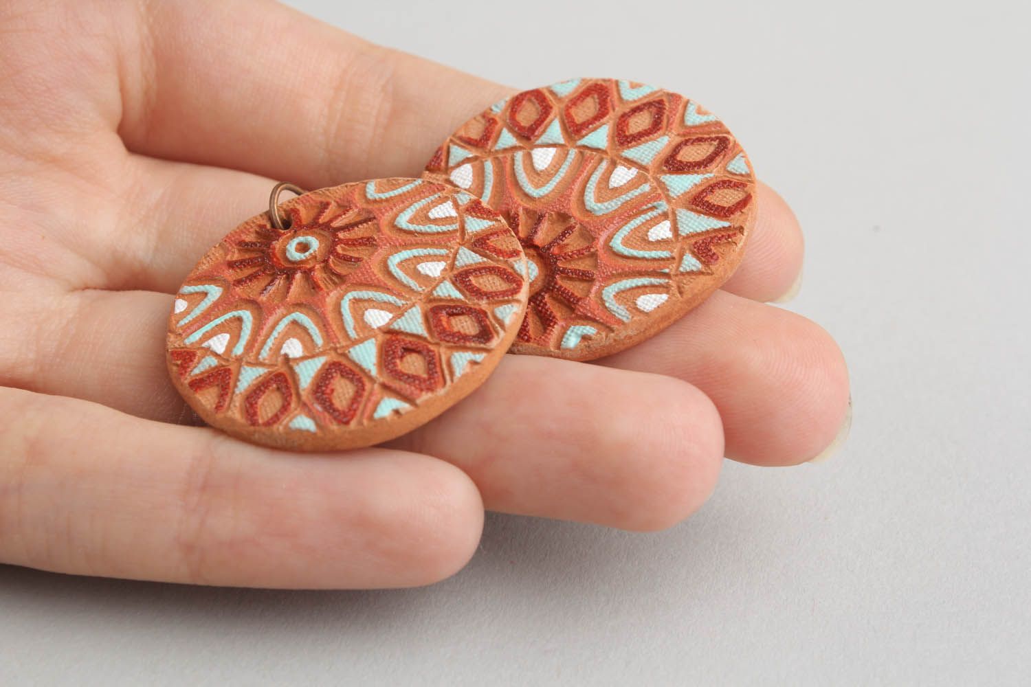 Brincos brilhantes redondos de argila com padrão geométrico pintado com tintas acrílicas foto 5