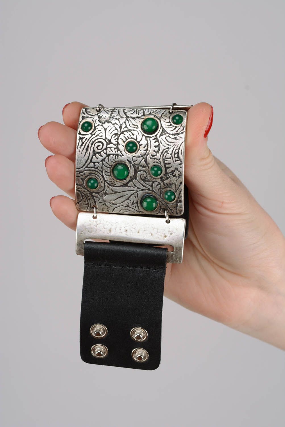 Breites Armband aus Leder, Metall und Chrysopras Grüne Mehlbeeren foto 5