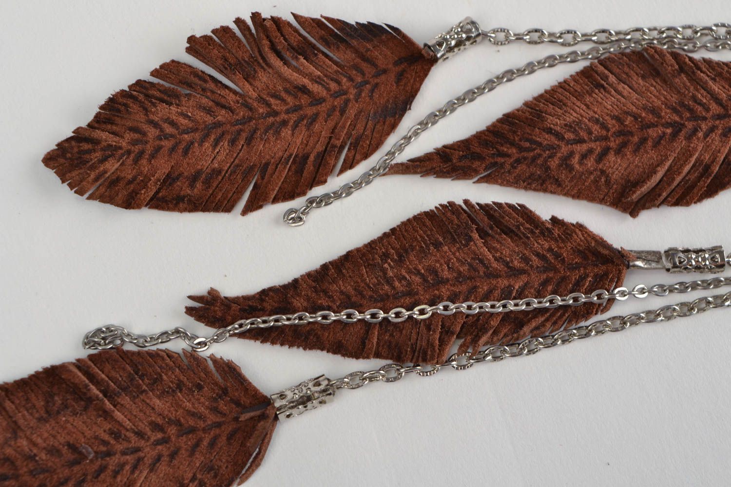 Pendientes largos hechos a mano con plumas de cuero marrón originales de mujer foto 3