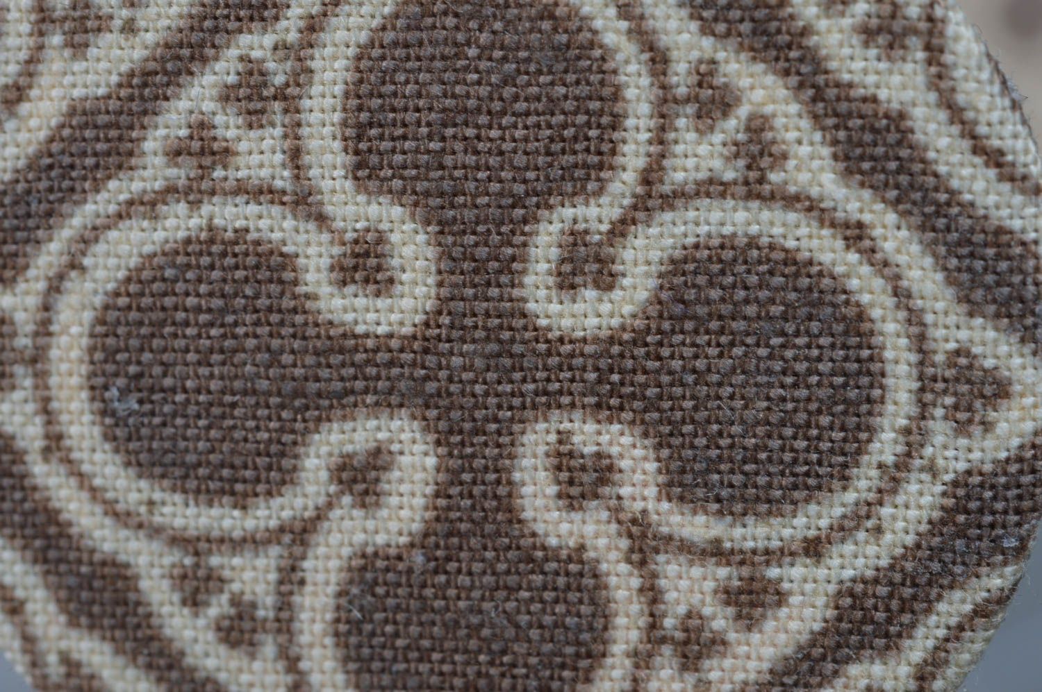 Серьги из ткани с винтажным узором кофе с молоком круглые красивые ручной работы фото 3