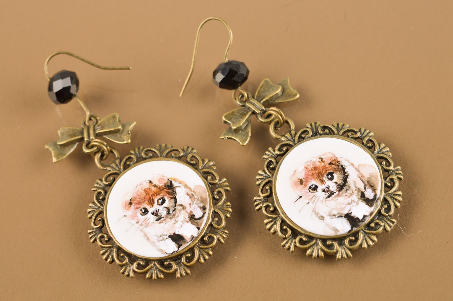 Interessante handmade Ohrringe aus Metall mit Bemalung und Perlen für Damen schön foto 2