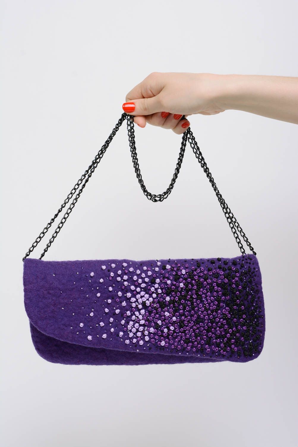 Bolso de lana artesanal violeta en técnica de fieltro bonito con cadenita foto 4