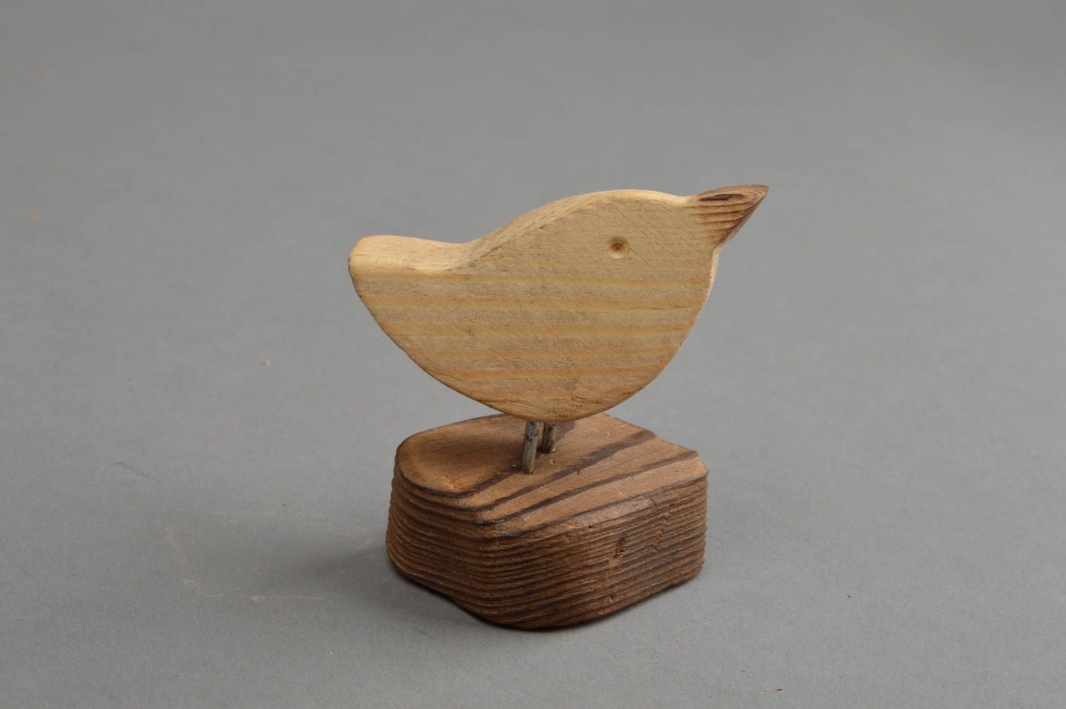 Petite figurine oiseau en bois de pin faite main écologique sur support photo 2