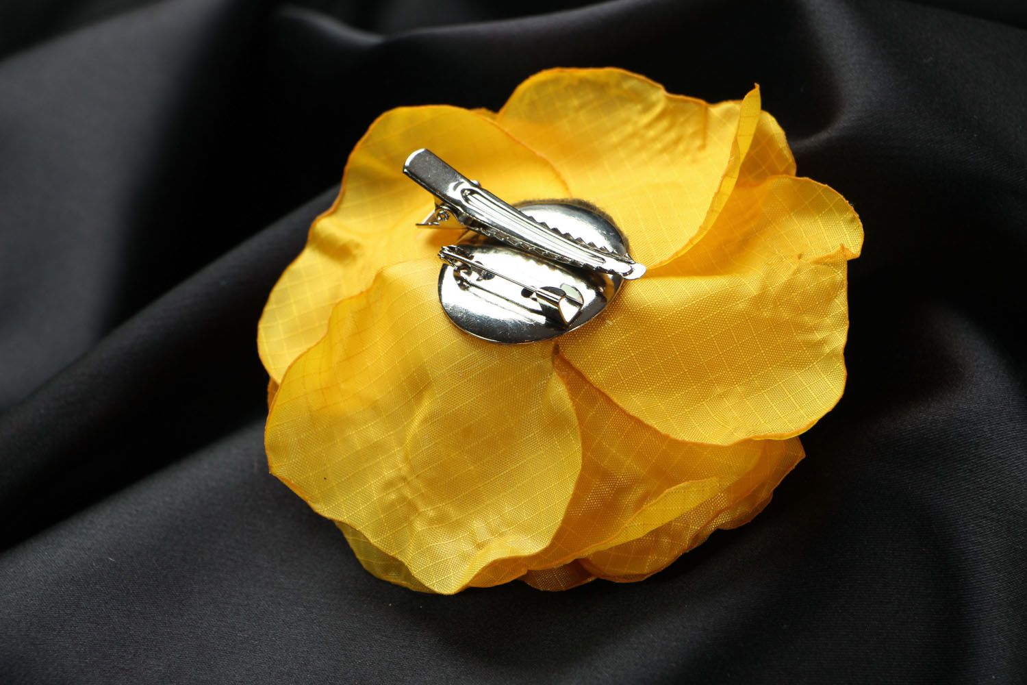 Spilla bella in seta fatta a mano accessorio originale da donna gialla
 foto 3