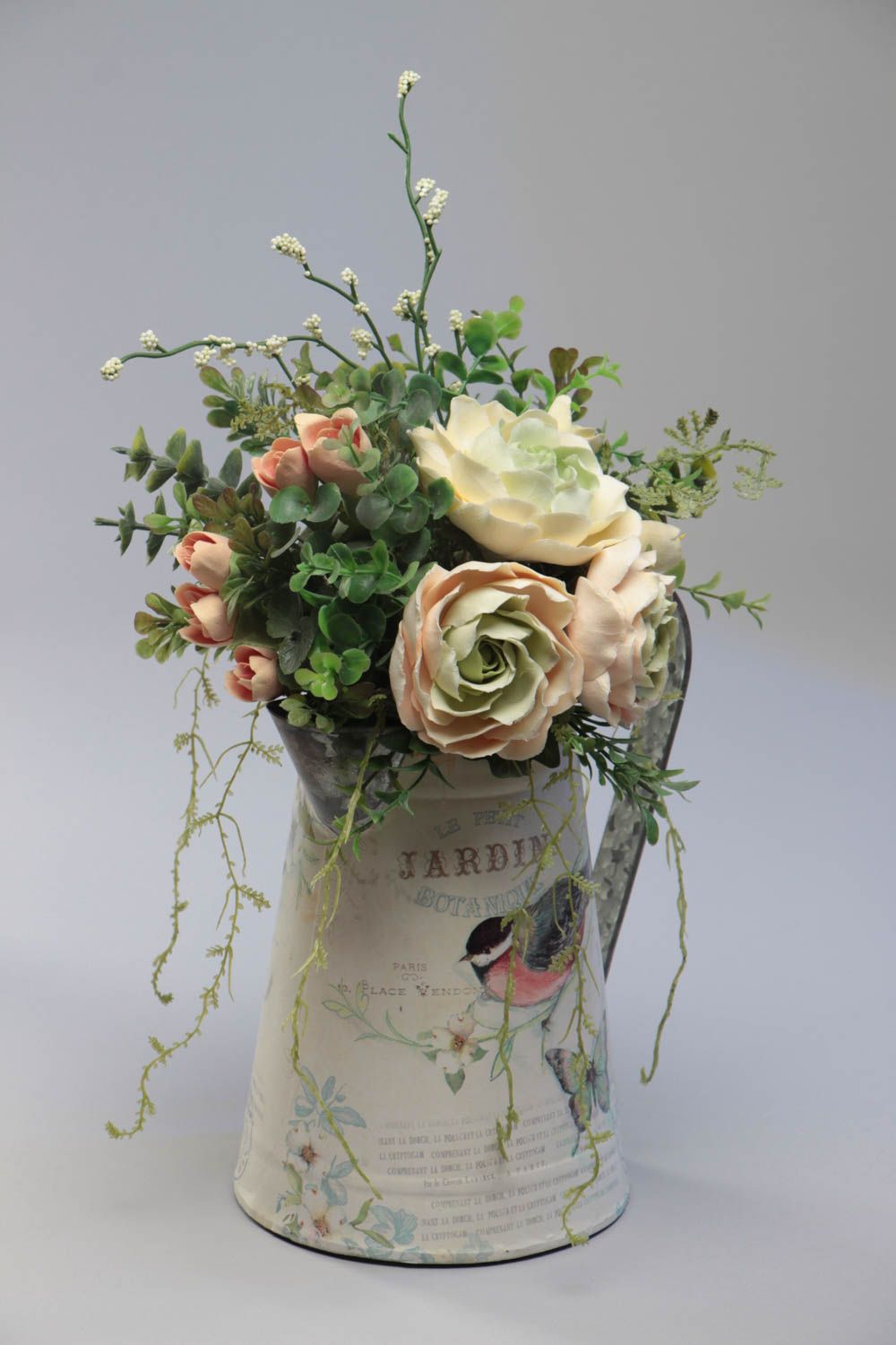 Composición decorativa de flores artificiales de arcilla polimérica en regadera foto 2