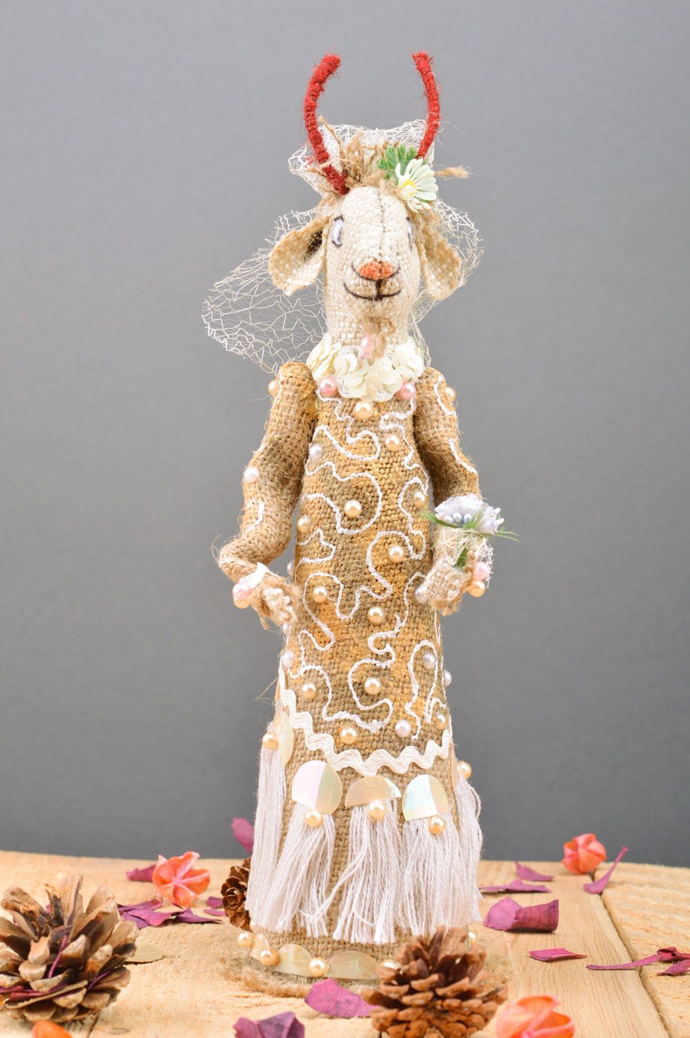 Игрушка чехол на бутылку декор коза невеста из мешковины ручная работа фото 1
