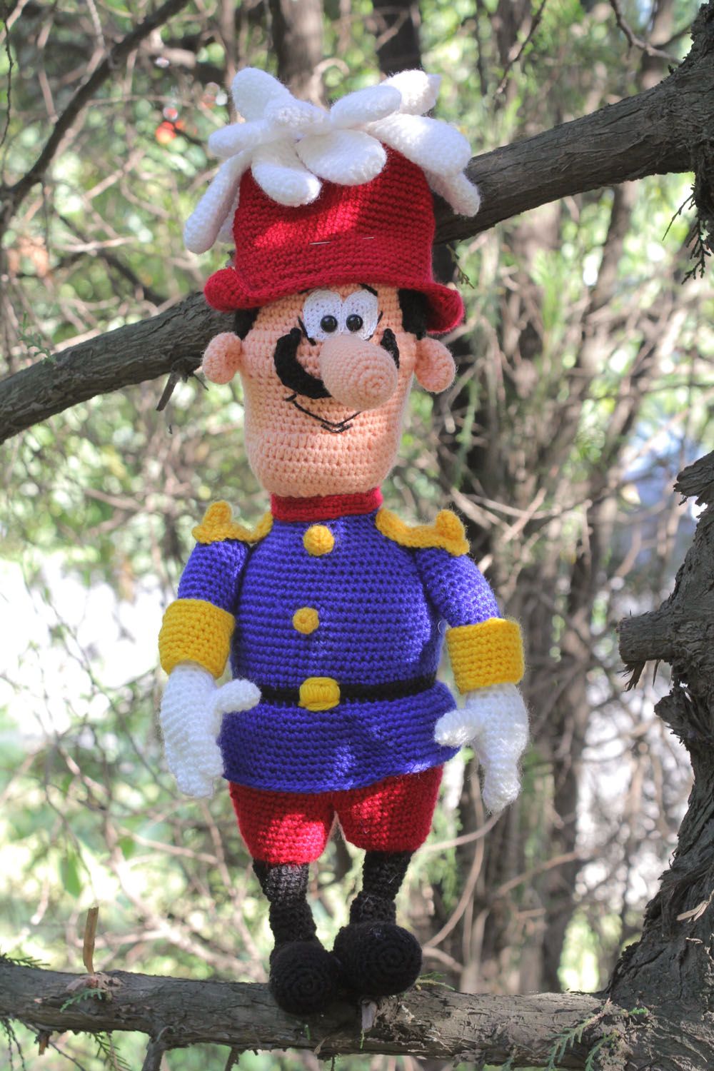 Jouet décoratif au crochet artisanal Pompier photo 1
