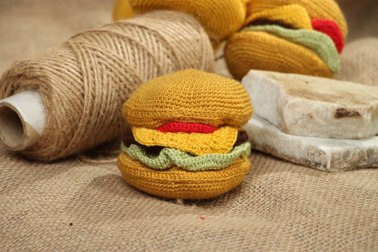 Jouet hamburger tricot au crochet à la main photo 4