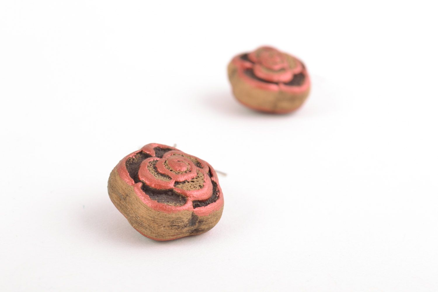Глиняные серьги в виде цветочков расписанных акриловыми красками хэнд мэйд фото 3