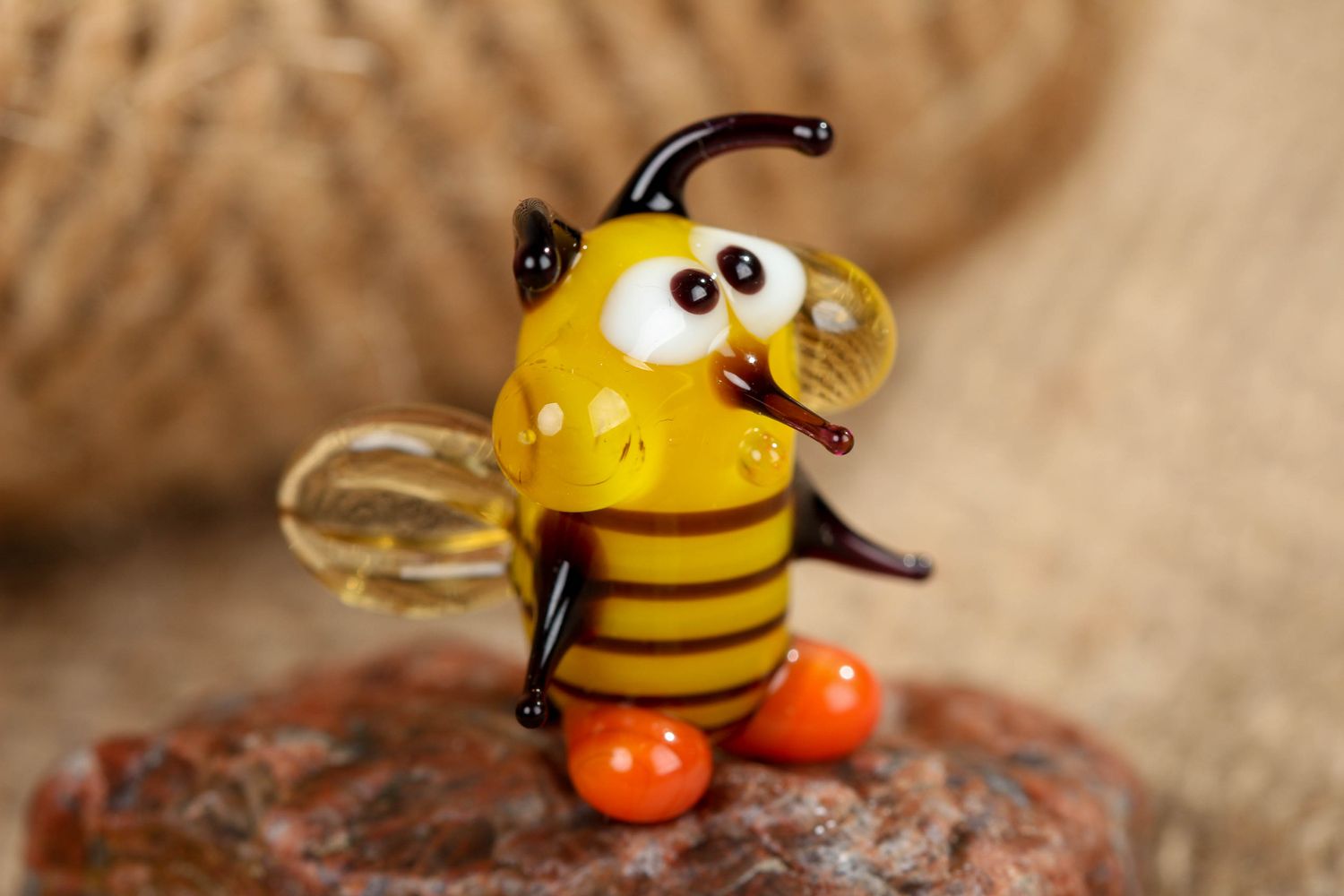 Стеклянная маленькая фигурка пчелки в технике лэмпворк фото 4