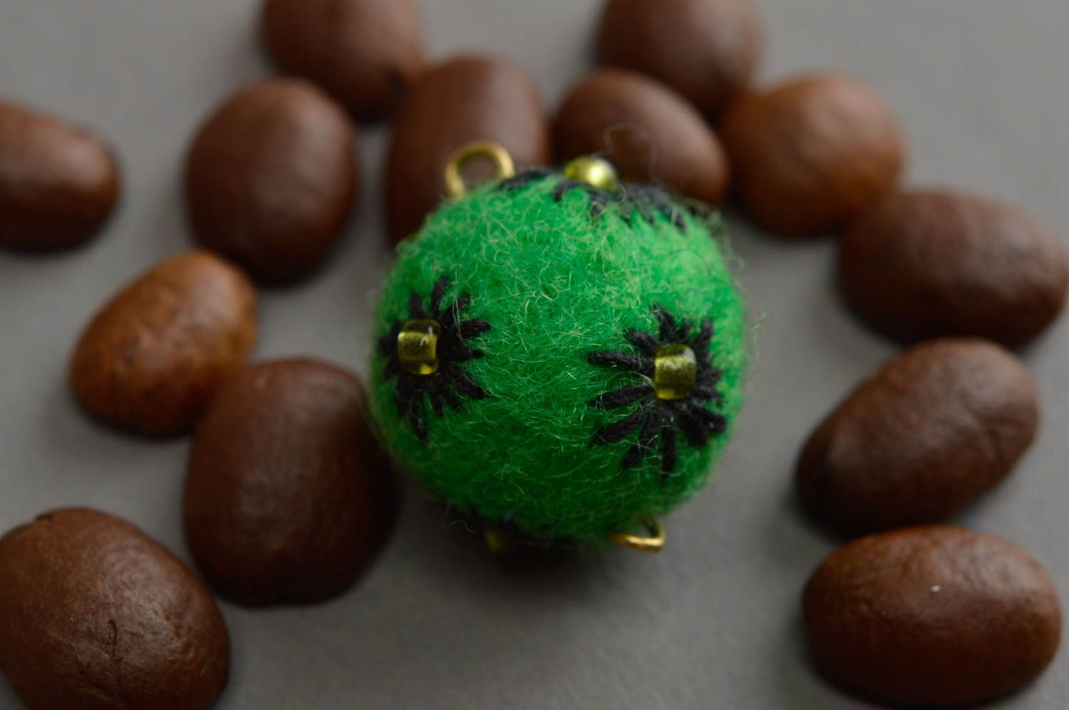 Pendentif boule vert sans chaîne fait main en laine technique de feutrage photo 1