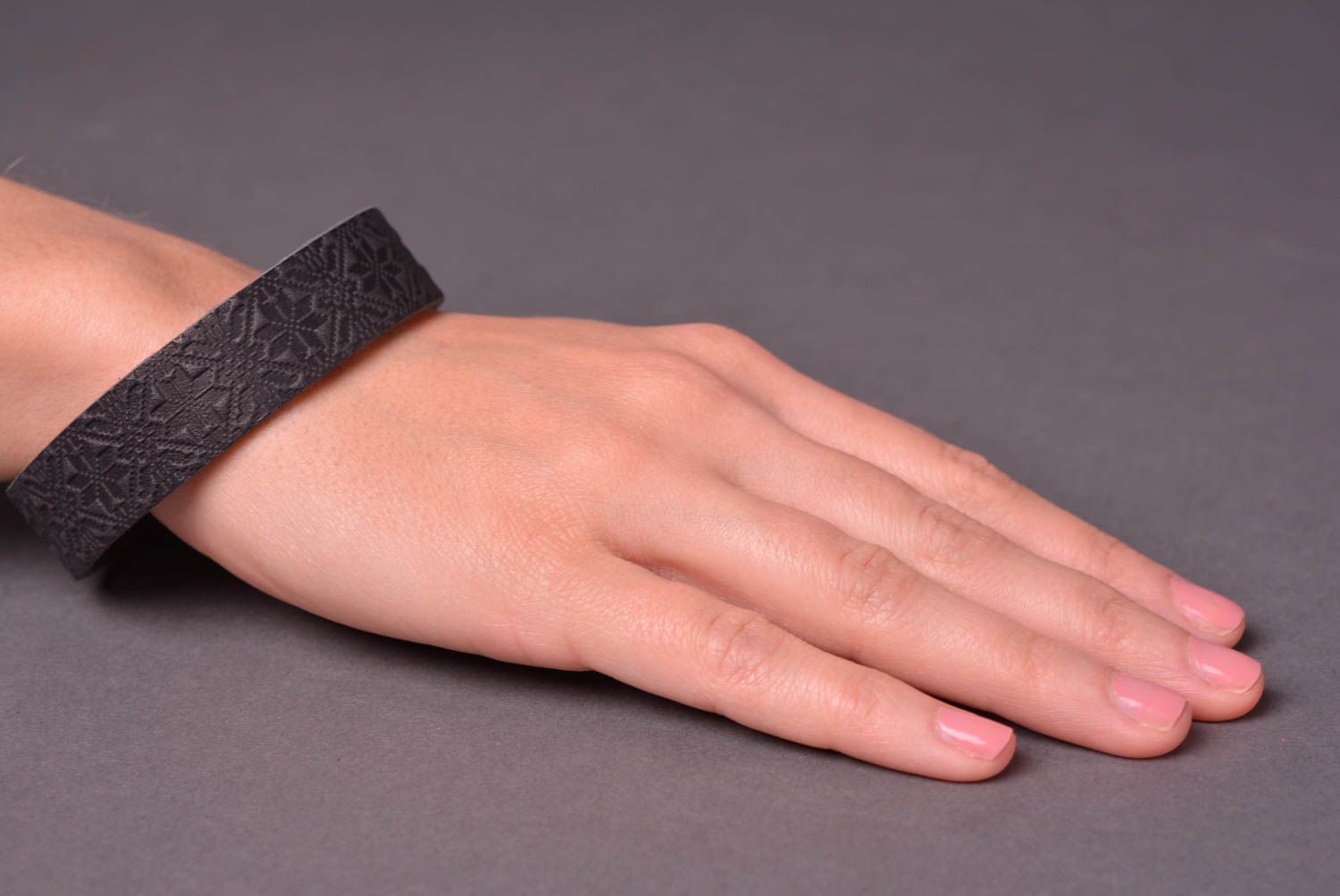 Кожаный браслет ручной работы аксессуар из кожи черный браслет на руку фото 2