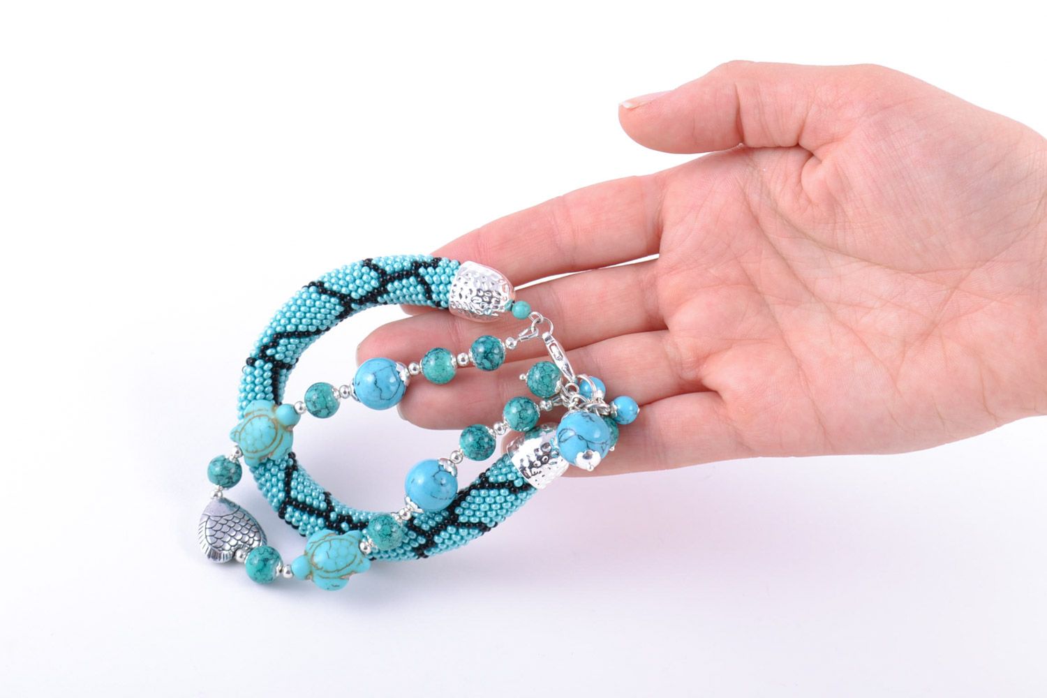 Geflochtenes wunderbares handgemachtes Armband aus Glasperlen und mit Türkis  foto 2
