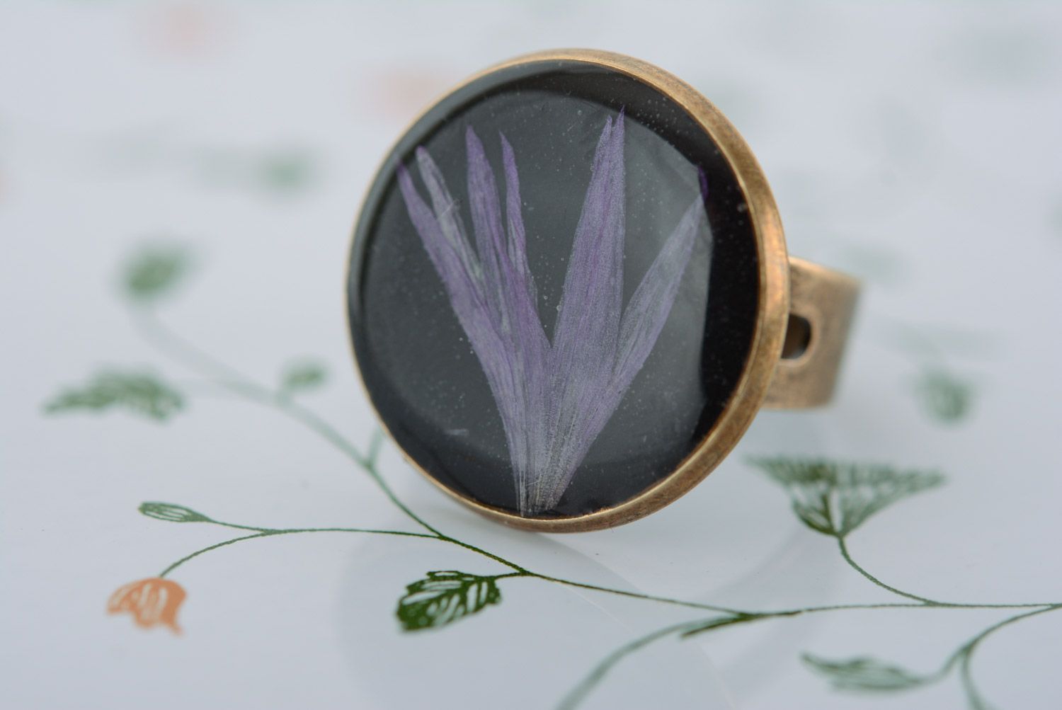 Металлическое кольцо с живым цветком в эпоксидной смоле ручной работы винтажное фото 4