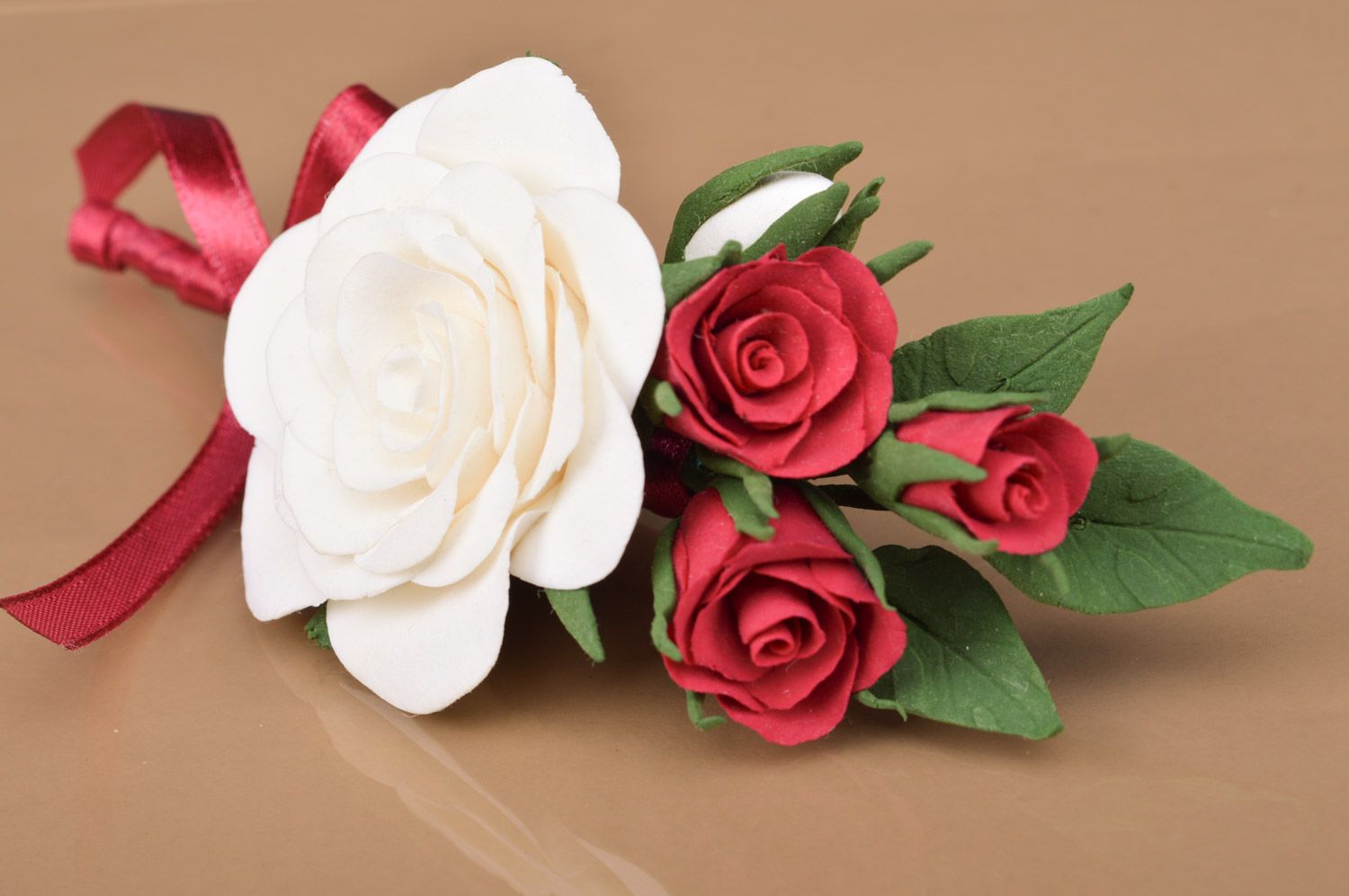 Свадебная бутоньерка из полимерной глины в виде белой и красных роз хэнд мэйд фото 3