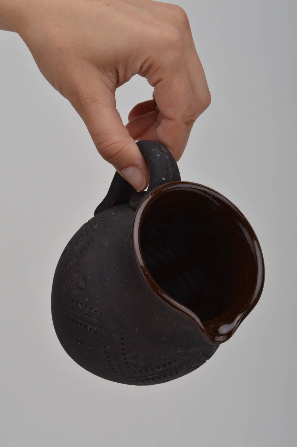 Глиняный кувшин для воды и других напитков черный красивый ручной работы фото 3