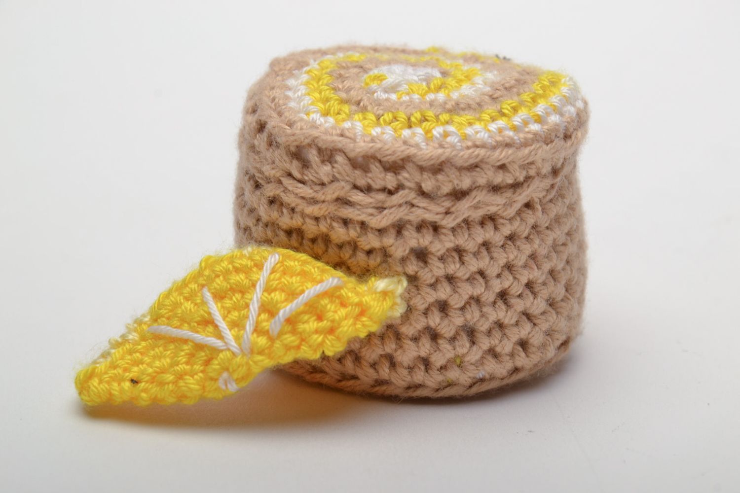 Petit jouet décoratif tricoté au crochet brun rond fait main Tortilla roulée  photo 4