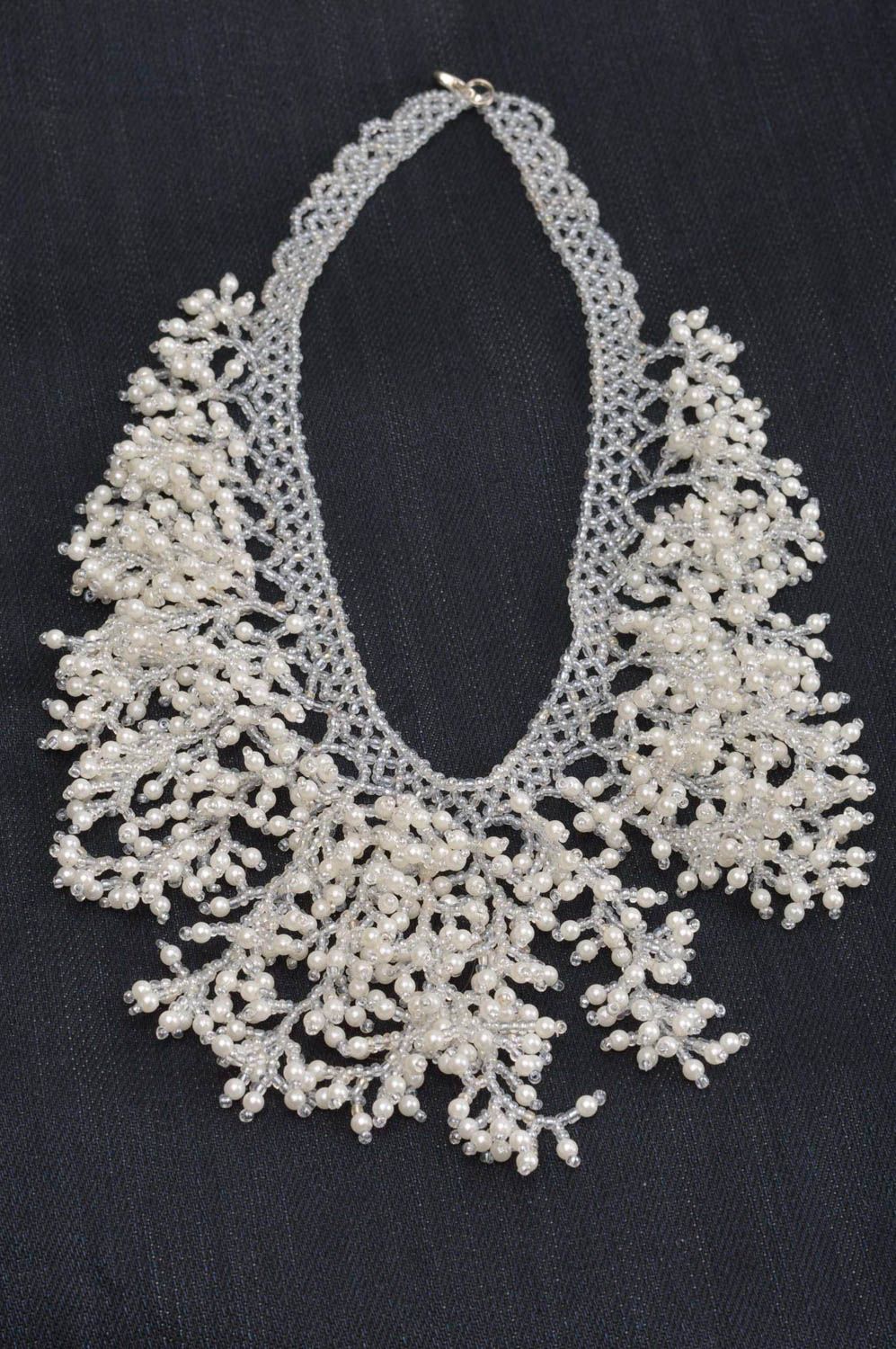 Колье из бисера украшение ручной работы ожерелье из бисера и бусин белое фото 3