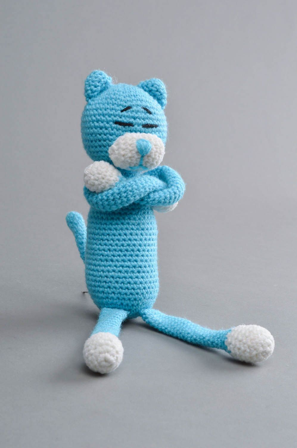 Голубая вязаная крючком игрушка ручной работы в виде кота оригинальная детская фото 2