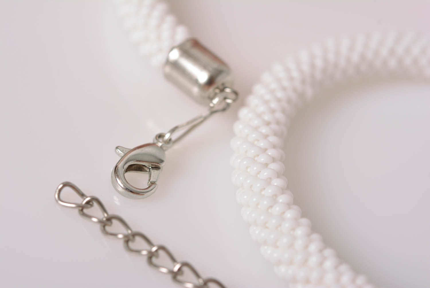 Bracelet en perles de rocaille avec fleurs en pâte polymère blanc fait main photo 4