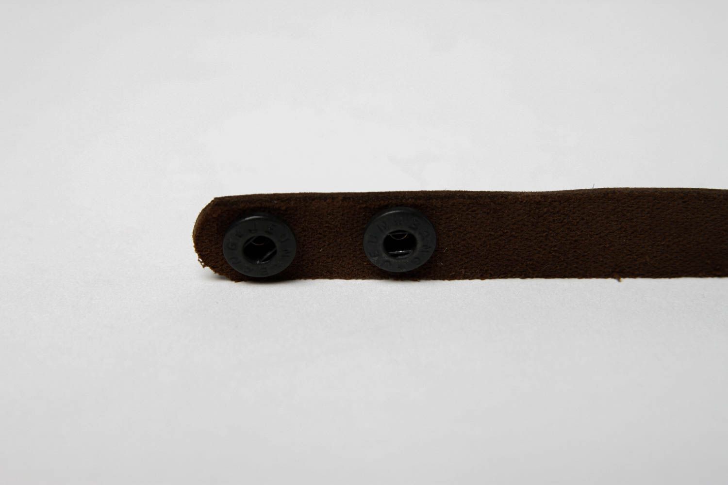 Bracelet en cuir Bijou fait main marron foncé stylé Accessoire tendance photo 4
